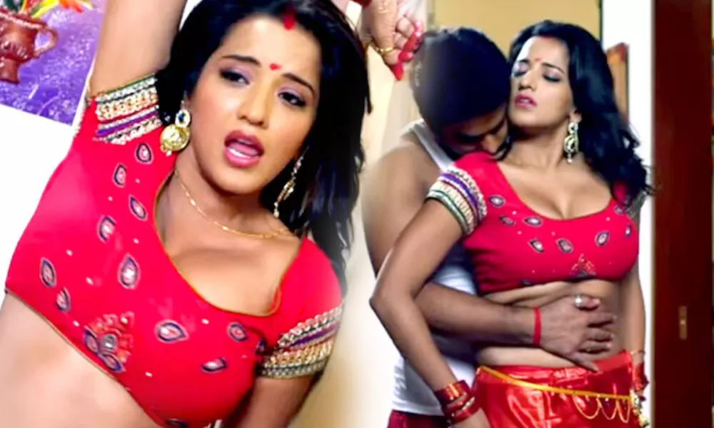 Bhojpuri Hot   मोनालिसा और पवन सिंह ने अपने रोमांस से मचा दिया तहलका रोमांस की वीडियो देख हिल उठा इंटरनेट 