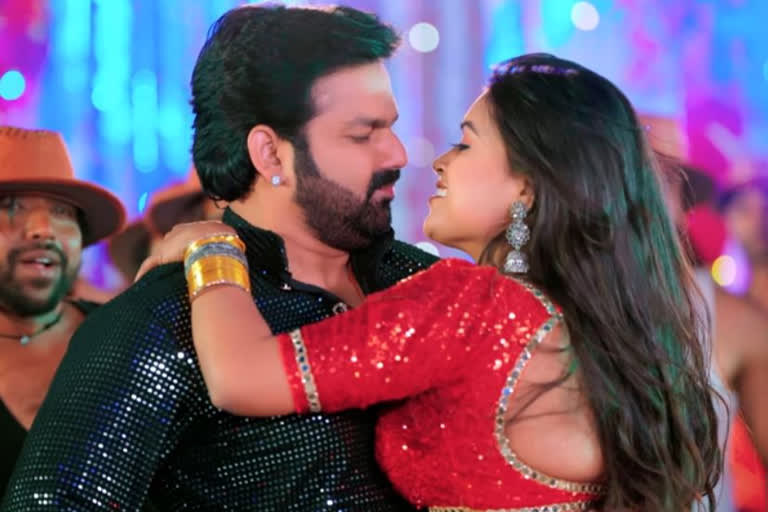 Pawan Singh  पवन सिंह और डिम्पल सिंह ने अपने रोमांस से मचाया तहलका और रोमांस देख लोगो का हुआ बेहाल 