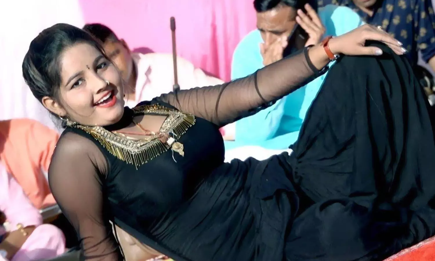 Sunita Baby काले सूट पहन सुनीता बेबी ने किया स्टेज तोड़ डांस हॉट जवानी देख झूम उठे लोग 