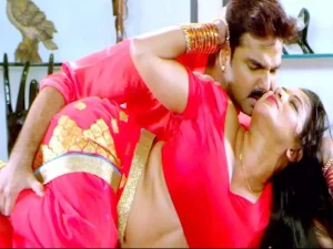 Bhojpuri Hot मोनालिसा और पवन सिंह ने अपने रोमांस से मचा दिया तहलका रोमांस की वीडियो देख हिल उठा इंटरनेट