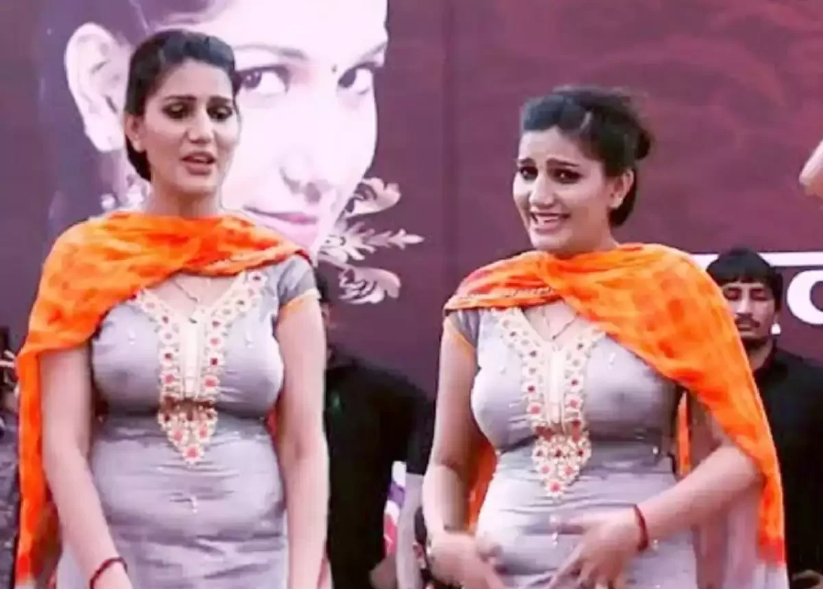 Sapna Choudhary सपना चौधरी ने स्टेज पर अपने ठुमको से मचाया धमाल सैकड़ो की भीड़ में मचा दिया बवाल