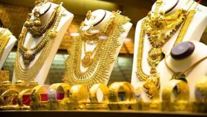 Gold Price Today: आसमान से जमीन पर गिरे सोने के भाव 10 ग्राम का रेट सुनकर हजारो में लगी भीड़&nbsp;