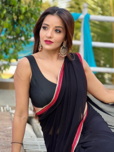 Bojpuri Actres Monalisa मोनालिसा ने अपने स्टाइल में मचाया धमाल और तस्वीरें देख फैन कर रहे है ऐसे कमेंट