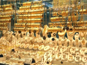Gold Price Today:  अचनाक सोने के भाव में आई भारी गिरावट 10 ग्राम का रेट सुन मार्केट में मची खलबली जाने डिटेल&nbsp;