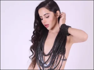 Urfi Javed: उर्फी जावेद ने बिच सड़क पर पड़े सामान की ऐसी बनाई ड्रेस, की लोगो ने बजा दी बैंड&nbsp;