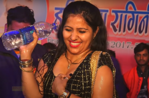 Rachana Tiwari: मंच पर चढ़ते ही रचना तिवारी ने लगाए ऐसे ठुमके, हॉट विडिओ देख गरमाया माहौल&nbsp;