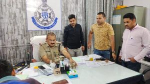 Aanuppur News: अनूपपुर चुनाव में बाटने जा रहे 3 क्विंटल से अधिक चाँदी, 2 लाख कैश के साथ आभूषण है बरामद