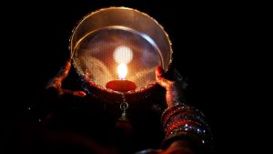 Karwa Chauth 2023: करवा चौथ की पूजा में मिट्टी की जगह आटे के दीपक क्यों जलाते है जानिए इसका कारण