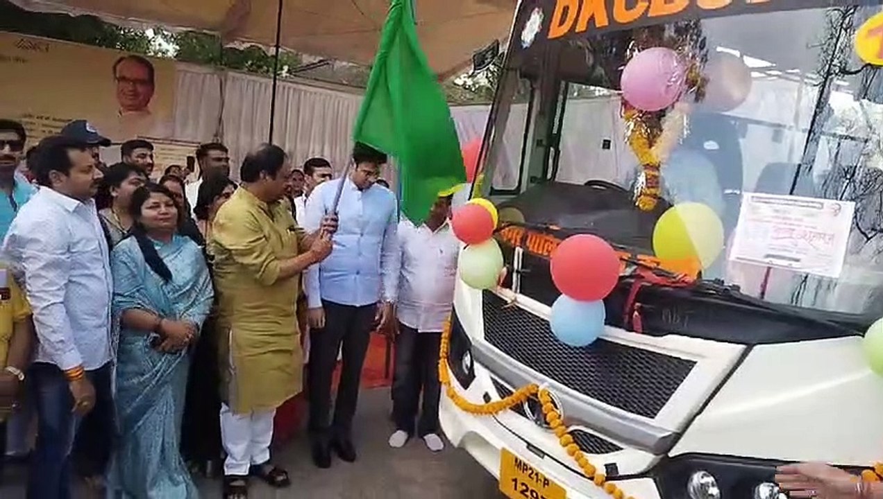 Katni News: कटनी शहर को मिली चार सिटी बस को सौगात मिली, विधायक और कलेक्टर ने हरी झंडी दिखाकर किया रवाना