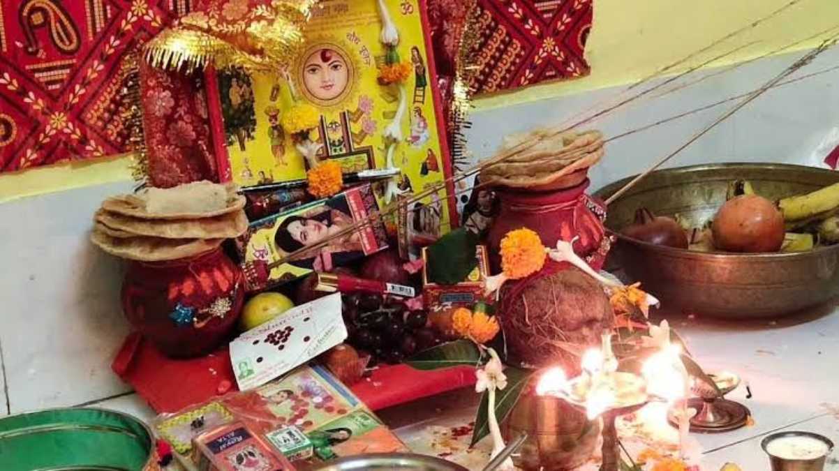 Karva Chouth: करवा चौथ के कलश को आज भूलकर भी विसर्जन न करे , जानिए इसके कारण 